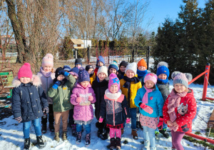 przedszkolaki w ogrodzie zimowym pozują do zdjęcia grupowego