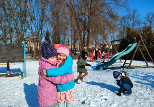 w ogrodzie zimowym dzieci korzystają z zabaw ze śniegiem