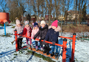 w ogrodzie zimowym - dziewczynki stoją na równoważni
