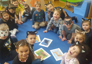przedszkolaki oglądają różne gatunki kotów na obrazkach