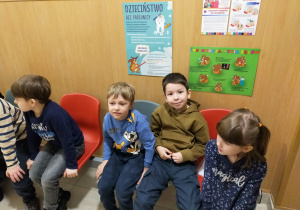 przedszkolaki w poczekalni w przychodni stomatologicznej