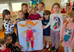 dziewczynki trzymają duży karton z narysowaną Pippi Langstrumpf