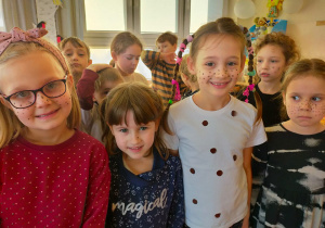 przedszkolaki demonstrują swoje piegi na twarzach