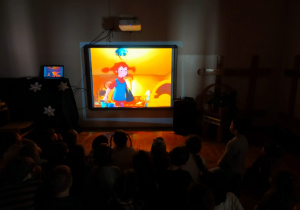 dzieci oglądają film na tablicy multimedialnej o przygodach Pippi