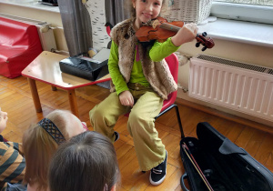 Ania pokazuje w jaki sposób trzymać skrzypce