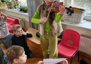 Ania gra na skrzypcach przed dziećmi