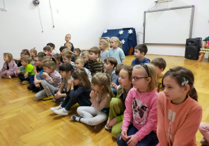 przedszkolaki oglądają występy uczniów