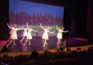 bajka "Królowa śniegu" - taniec dziewcząt w białych sukienkach i kolorowych wiankach