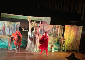 aktorzy na scenie spektaklu "Czerwony Kapturek" - Czerwony Kapturek i wiewiórka