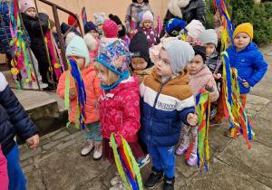 przedszkolaki z kolorowymi "gaikami" symbolem wiosny