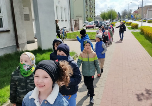 przedszkolaki w drodze na koncert muzyczny do Ratusza