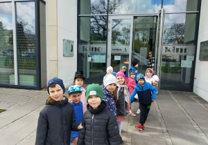 przedszkolaki przed wejściem do Ratusza w Zduńskiej Woli