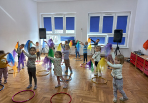 przedszkolaki tańczą z kolorowymi chustkami