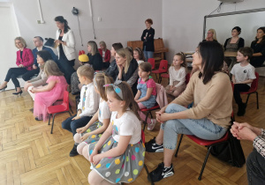 zasłuchana publiczność podczas występu przedszkolaków