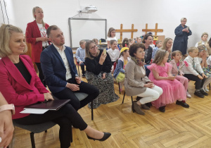 pani dyrektor PP nr 10 "Pod Słoneczkiem" z zaproszonym gościem i publicznością złożoną z dzieci i ich nauczycielkami