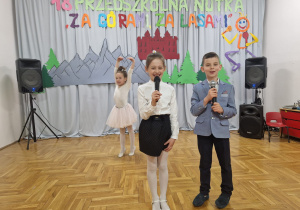 duet z tancerką z Publicznego Przedszkola Nr 10 "Pod Słoneczkiem" w Zduńskiej Woli