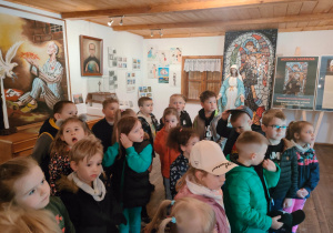 przedszkolaki w pokoju poświęconym św. Maksymilianowi Kolbe