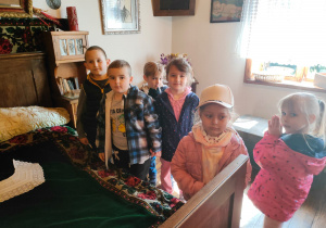 dzieci w pokoju rodzinnym św. Maksymiliana