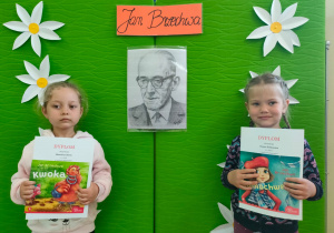 dziewczynki z nagrodami na tle portretu Jana Brzechwy