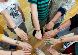 chłopcy pokazują swoje tatuaże na rękach
