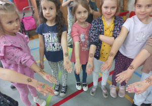 dziewczynki pokazują swoje tatuaże na rękach