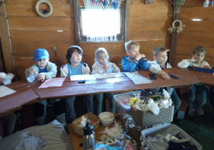 przedszkolaki siedzą przy stolikach podczas warsztatów w Dolinie Skrzatów
