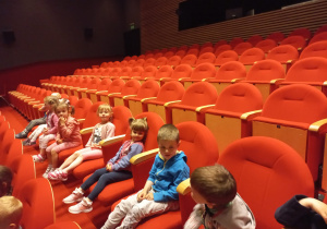 przedszkolaki siedzą na widowni Teatru Lalek "Arlekin" w Łodzi