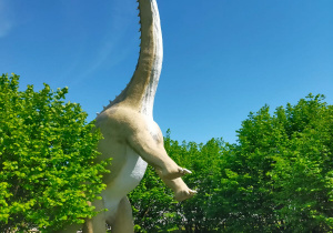 dzieci podziwiają najwyższego dinozaura