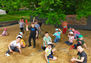 przedszkolaki szukają w piaskownicy ukrytych przedmiotów