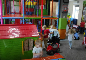 w Fikolandii dzieci bawią się w kolorowym domku i w labiryncie