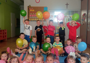 przedszkolaki z balonami