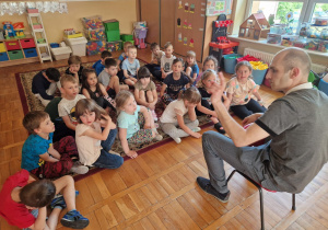 przedszkolaki obserwują gesty prowadzącego
