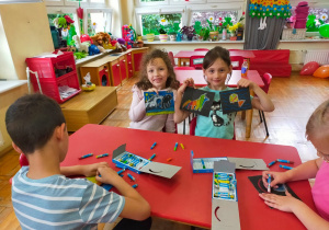 przedszkolaki rysują przy stoliku