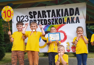 drużyna Publicznego Przedszkola Nr 10 "Pod Słoneczkiem" w Zduńskiej Woli w żółtych koszulkach z dyplomami i medalami