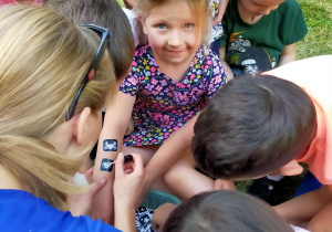 pani Aneta wykonuje dzieciom tatuaże na rękach