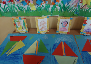 prace dzieci - laurki dla taty z jego portretem i obrazkiem z kolorową łódką z figur geometrycznych
