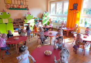 przedszkolaki przy stolikach podczas słodkiego poczęstunku