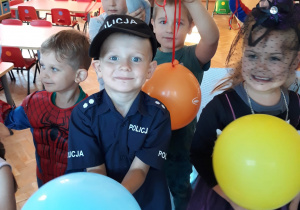 przedszkolaki w kostiumach z ulubionych bajek z balonami