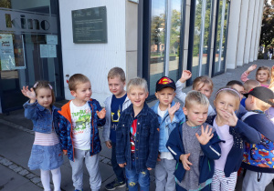 dzieci z grupy VII przed Ratuszem
