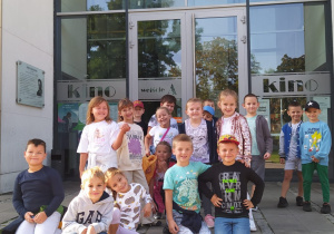 dzieci z grupy VIII przed Ratuszem