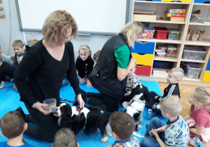 instruktorki karmią psy wraz z dziećmi
