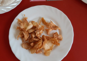 gotowe chipsy jabłkowe na talerzyku
