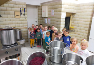 przedszkolaki w przedszkolnej kuchni