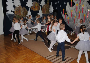 dzieci tańczą podzielone na dwa kółka