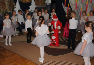 dziecko - Mikołaj rozdaje dzieciom prezenty w czasie przedstawienia "Dziadek do orzechów"