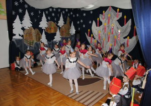 dziewczynki - pajace tańczą w rzędach i wystawiają prawą rękę i nogę w bok