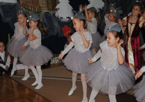 Klara tańczy z dziewczynkami - myszkami, które nasłuchują czy ktoś się nie zbliża