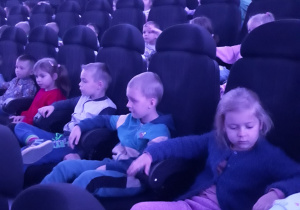dzieci w planetarium