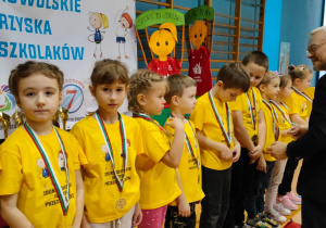 drużyna przedszkolaków z PP Nr 10 "Pod Słoneczkiem" dekorowana medalami