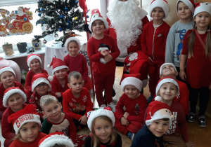 Mikołaj z dziećmi z grupy VII